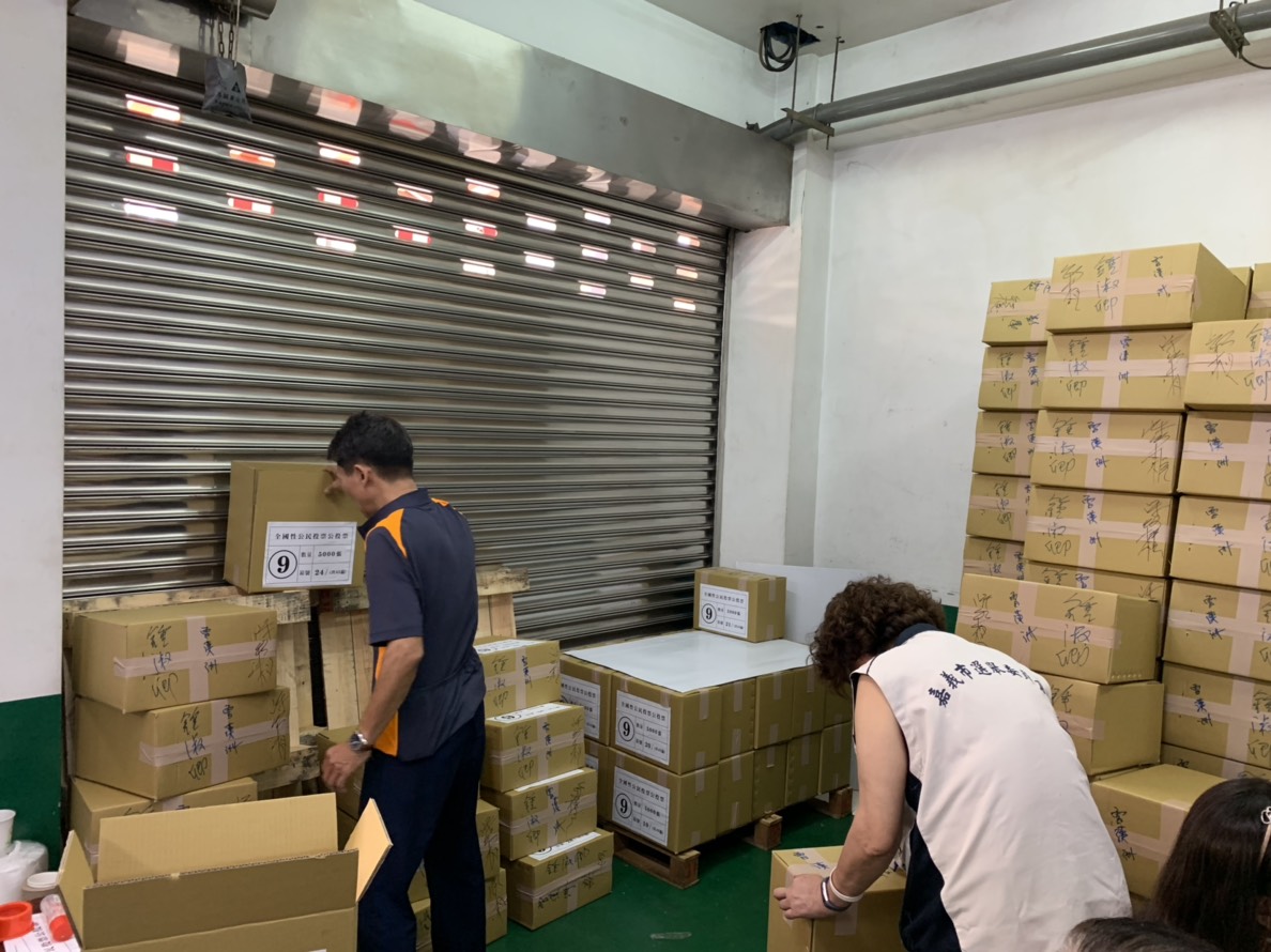 選票印好後裝入一盒盒的箱子裏，選務人員清點並做記號。 圖：嘉義市選委會／提供