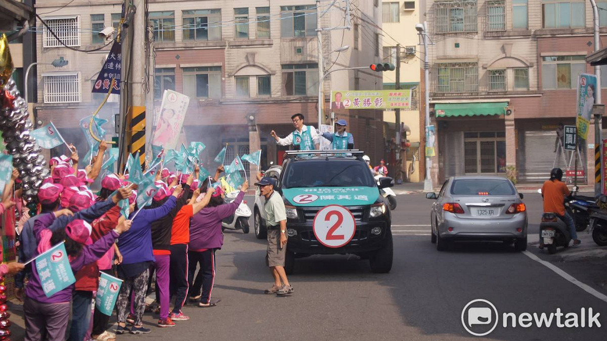 陳其邁車隊掃街拜票，熱情民眾夾道歡迎。 圖：張良ㄧ/攝
