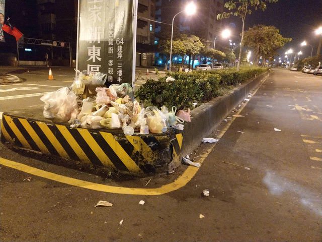 韓國瑜14日岡山造勢晚會現場週邊留下大量垃圾。 圖：翻攝PTT網頁