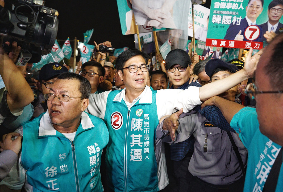 民進黨高雄市長候選人陳其邁今(15日)晚在林園鳳芸宮舉辦【林園人站出來 挺高雄！挺其邁！】造勢晚會。民眾熱情簇擁。 圖：張良一/攝