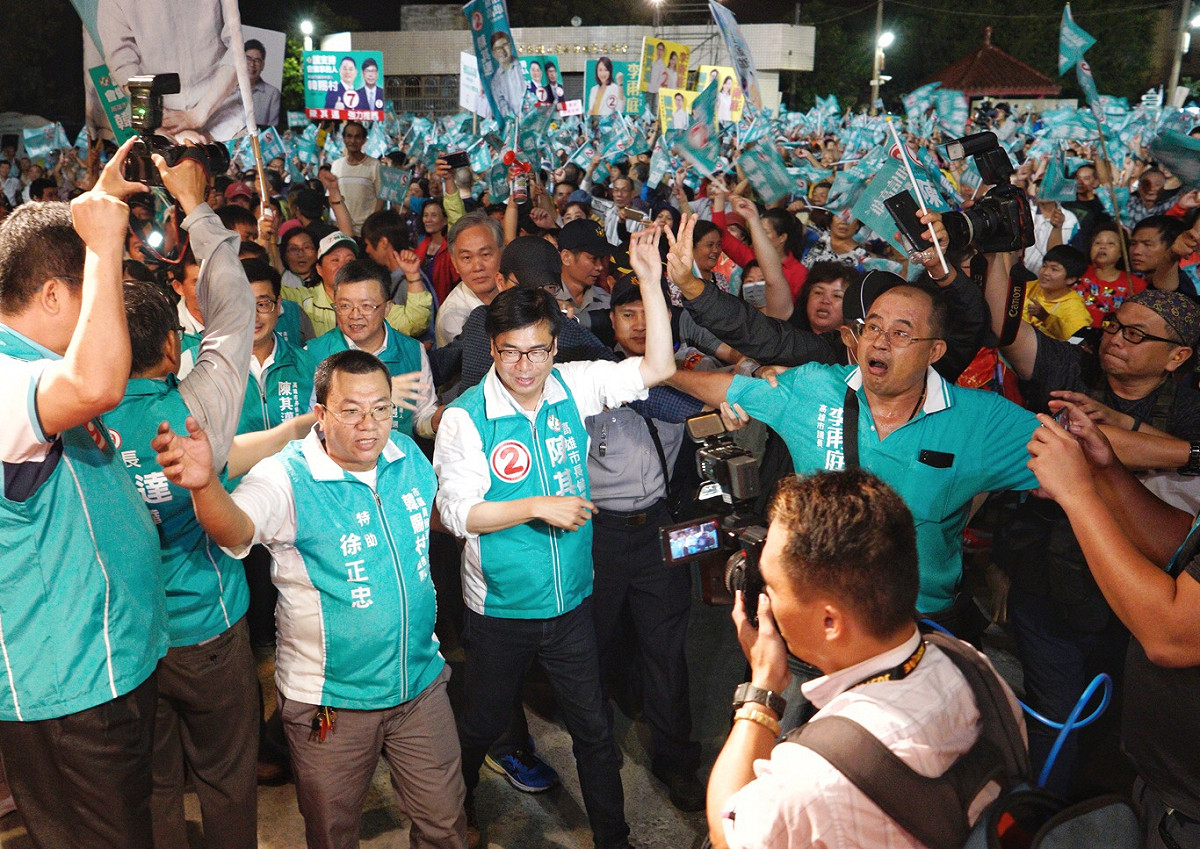 民進黨高雄市長候選人陳其邁今(15日)晚在林園鳳芸宮舉辦【林園人站出來 挺高雄！挺其邁！】造勢晚會。民眾熱情簇擁。 圖：張良一/攝