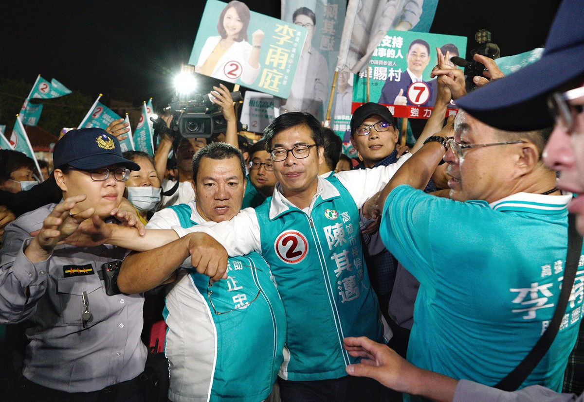 民進黨高雄市長候選人陳其邁今(15日)晚在林園鳳芸宮舉辦【林園人站出來 挺高雄！挺其邁！】造勢晚會。民眾熱情簇擁。 圖：張良一/攝