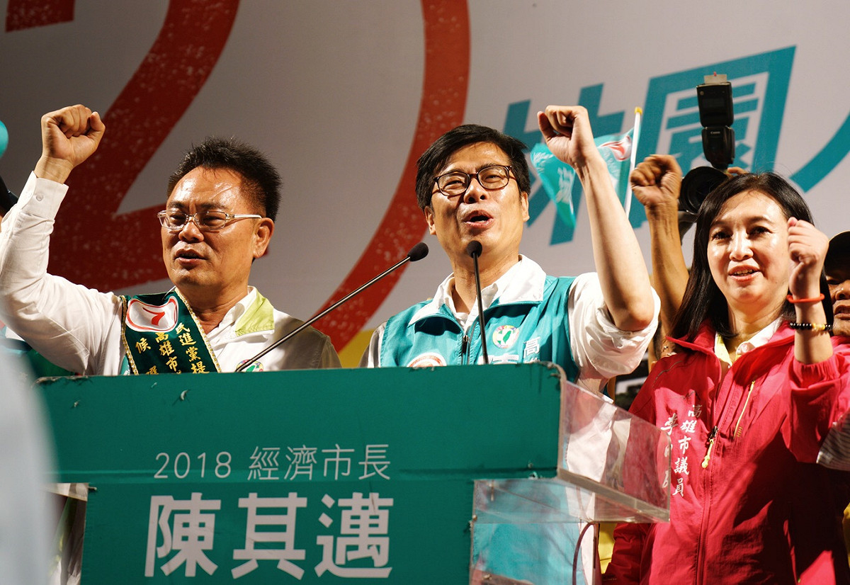 民進黨高雄市長候選人陳其邁今(15日)晚在林園鳳芸宮舉辦【林園人站出來 挺高雄！挺其邁！】造勢晚會。 圖：張良一/攝
