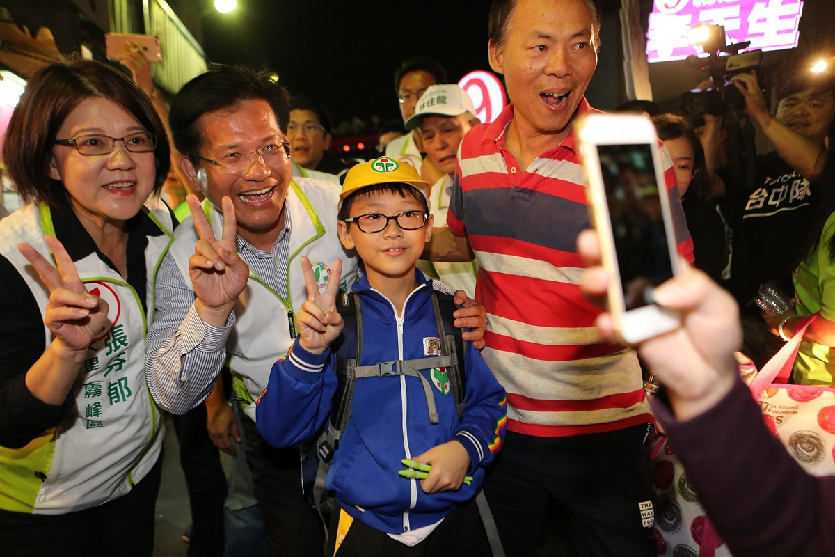 林佳龍到大里區掃街拜票，左一為市議員張芬郁。 圖：林佳龍競選總部/提供