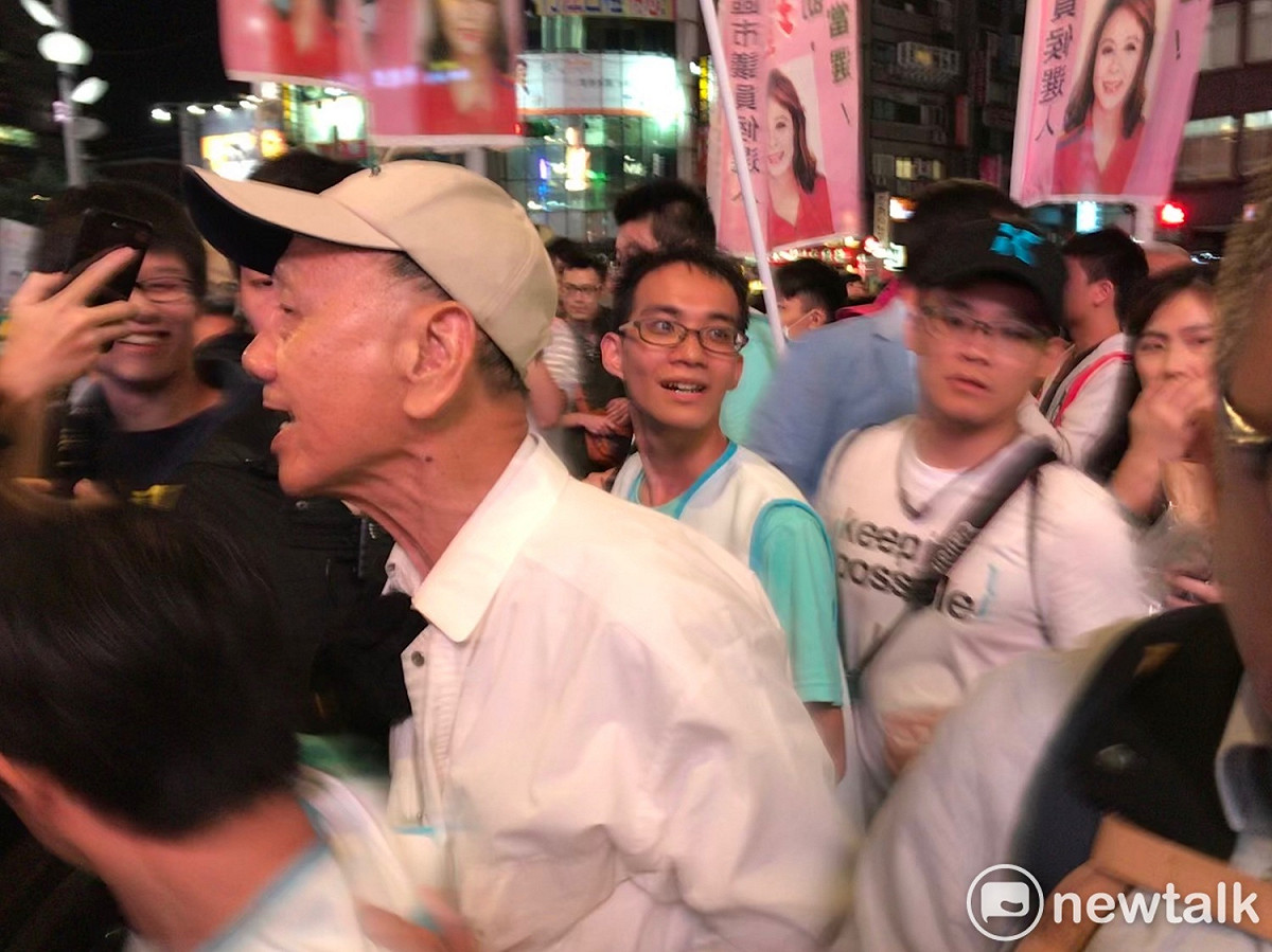 長者憤怒抗議台北市長柯文哲。 圖 : 周煊惠 / 攝
