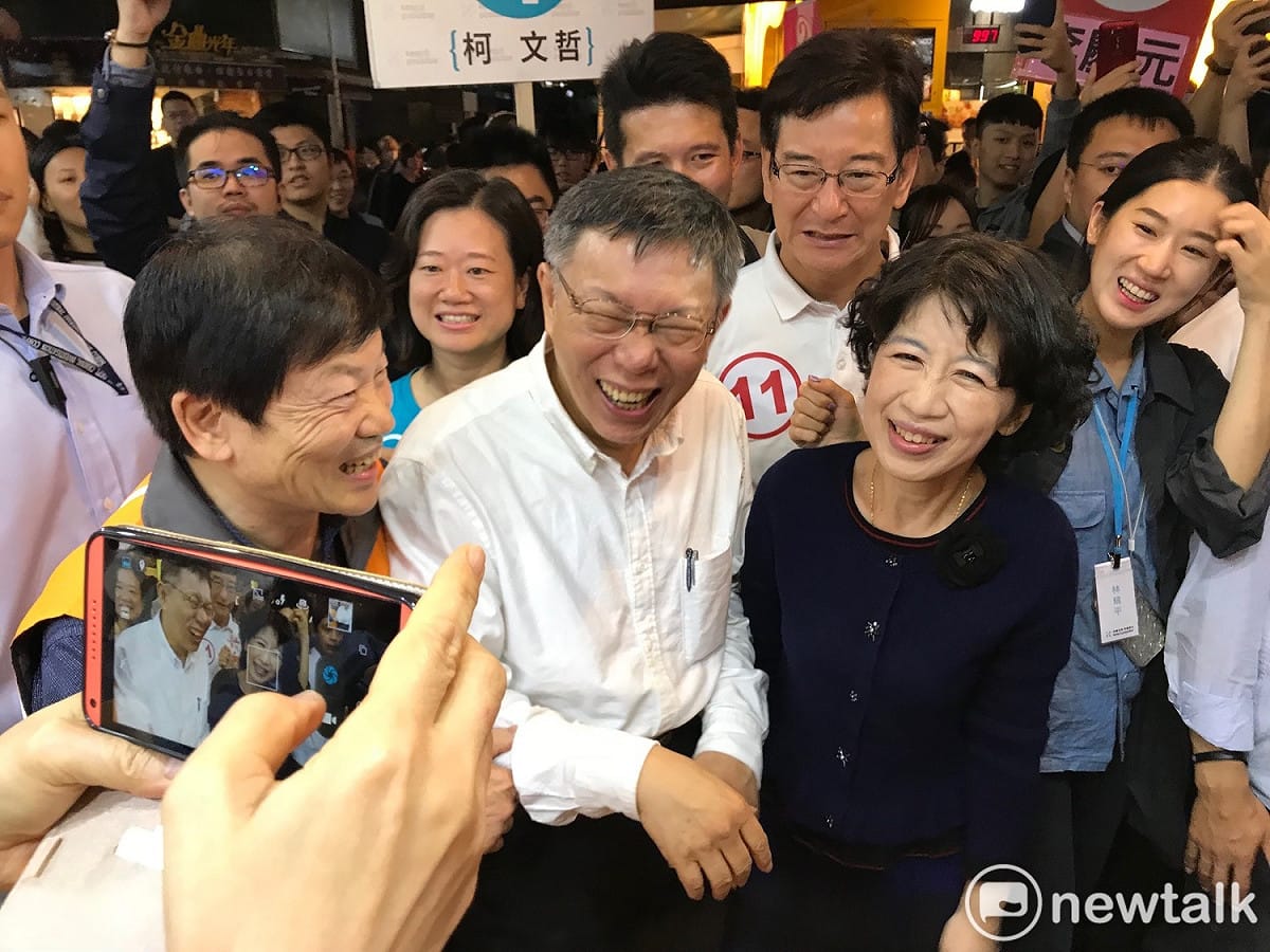 台北市長柯文哲今日由夫人陳佩琪陪同下前往永康商圈掃街。議員李慶元、議員候選人王致雅、張凱鈞也都全程黏緊緊。 圖 : 周煊惠/攝(資料畫面)