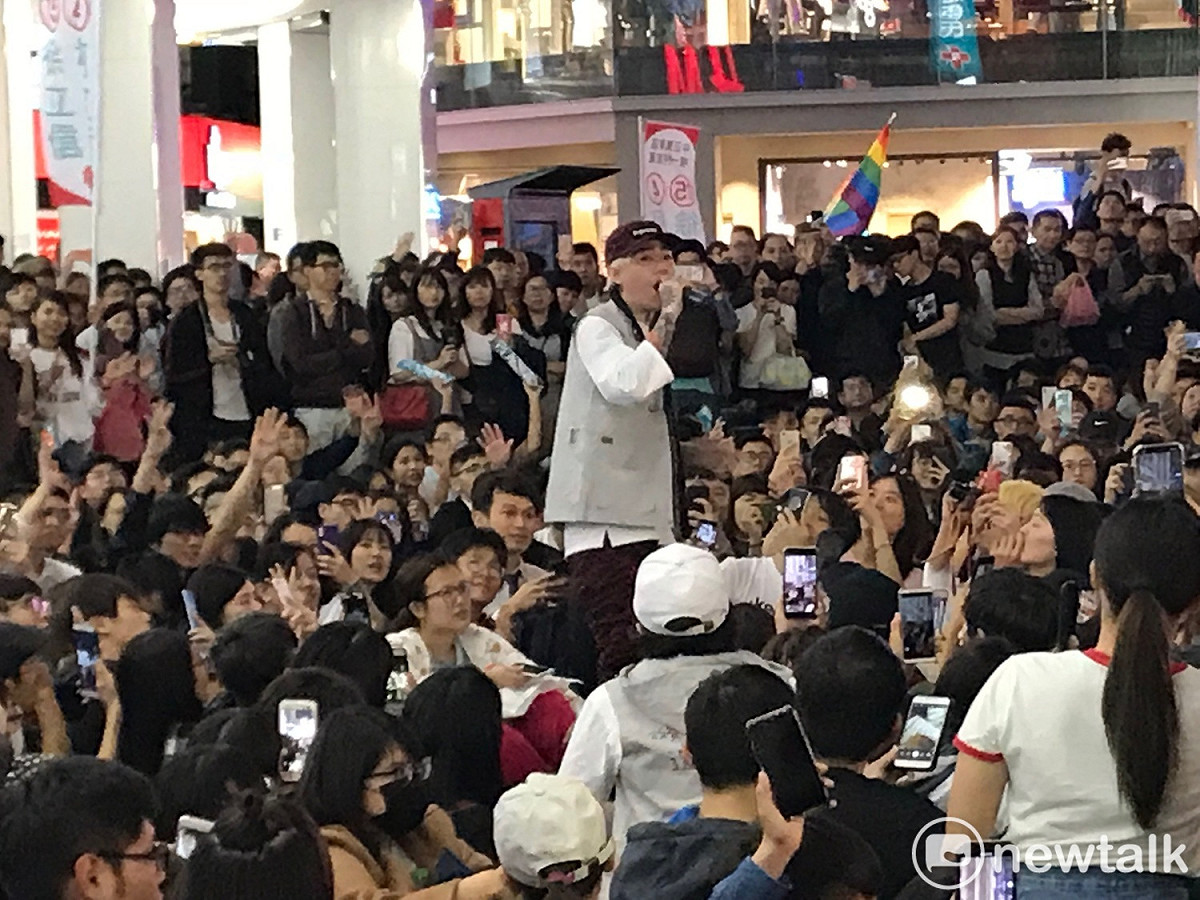 歌手謝和弦在行動競選總部西門場獻唱。 圖 : 周煊惠 / 攝