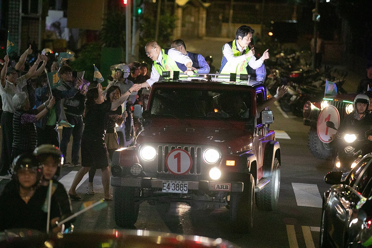 蘇賴兩人１５日晚間七點從板橋出發進行車隊掃街，沿途民眾夾道歡迎，不論是放鞭炮、敲鑼打鼓或是搖旗吶喊，熱烈喊出「蘇貞昌凍蒜！」 圖：蘇貞昌競選辦公室／提供