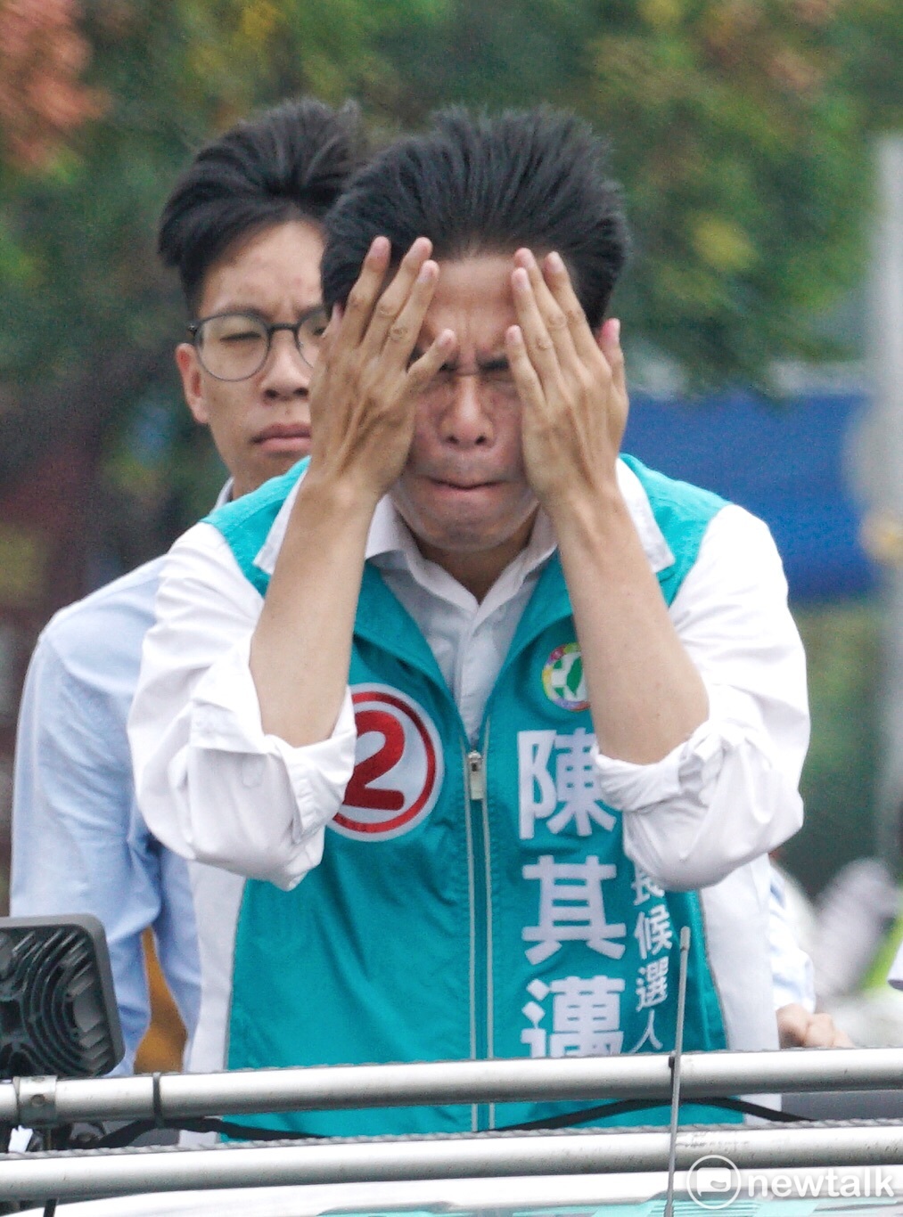 民進黨高雄市長候選人陳其邁上午在燕巢、橋頭，摘下眼鏡，擦防曬乳液，準備接下的戰車掃街。 圖：張良一/攝