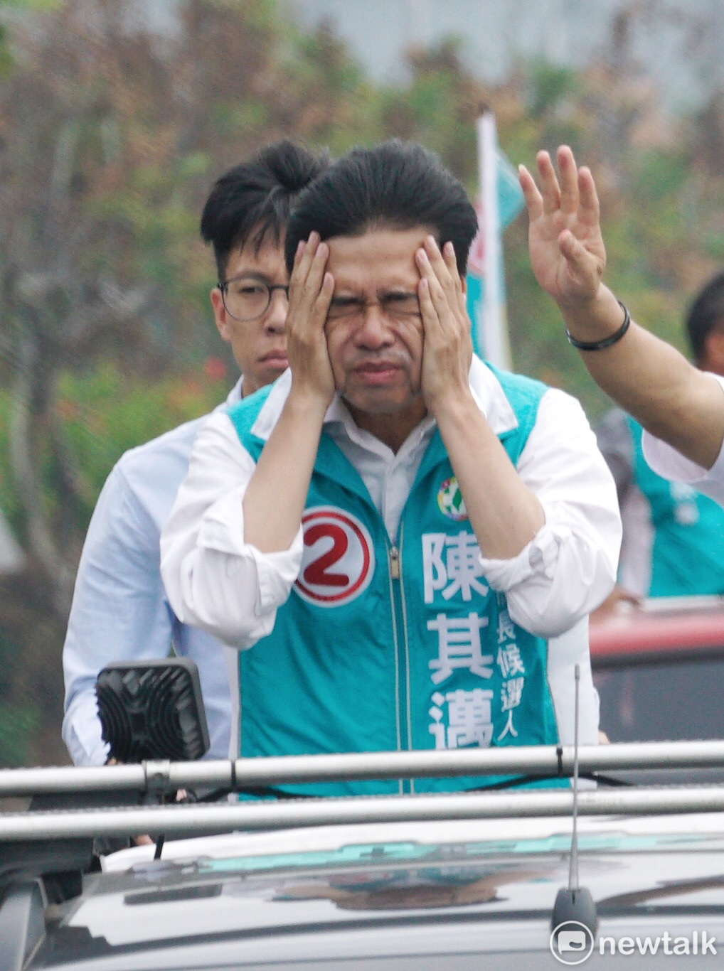 民進黨高雄市長候選人陳其邁摘下眼鏡，擦防曬乳液，表情逗趣，成為選戰之中的另一種面貌。 圖：張良一/攝