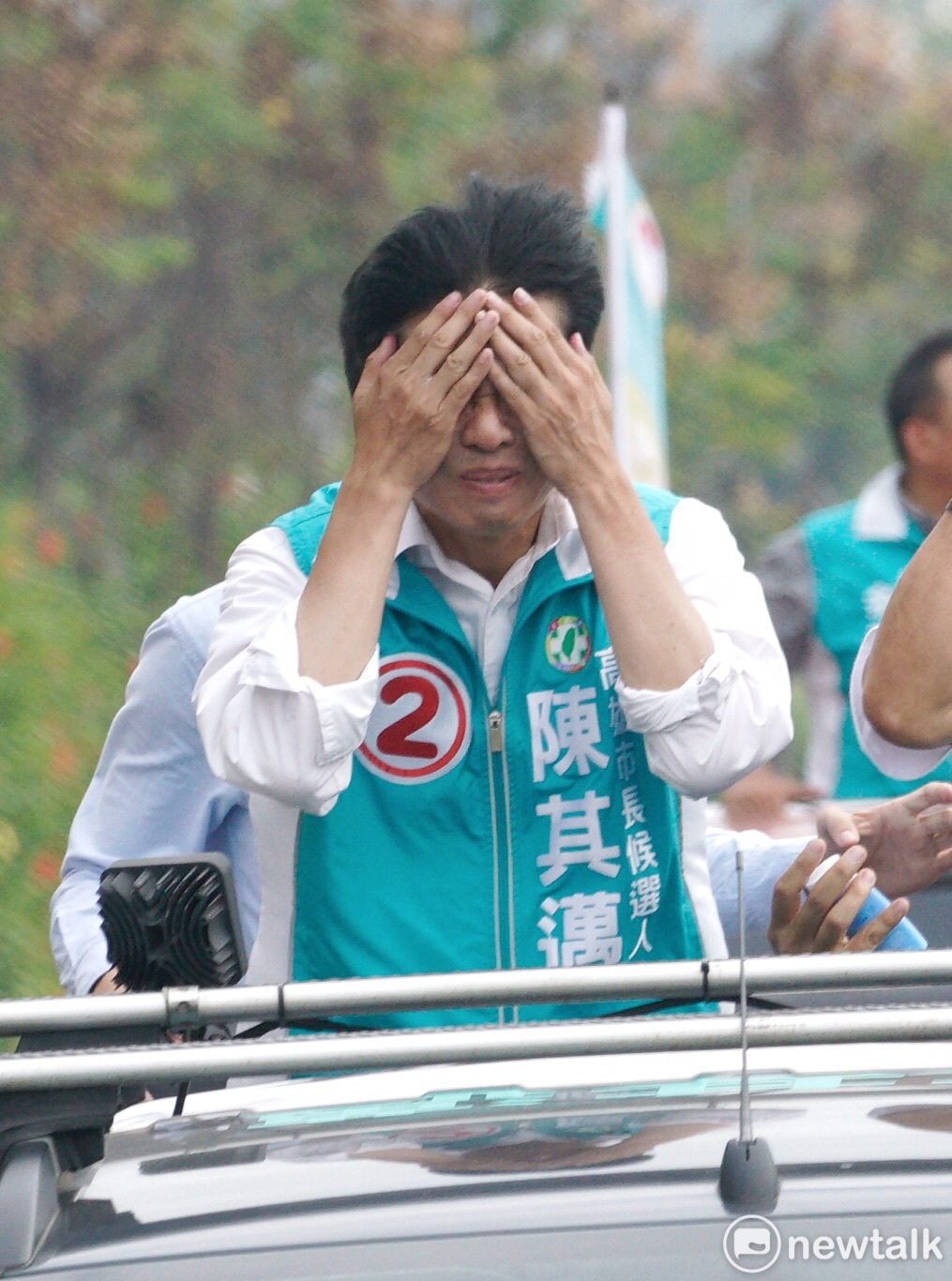 陳其邁為迎接整日的掃街活動，避免曝曬過度、擦上防曬乳，擦好擦滿才能抵擋驕陽。 圖：張良一/攝