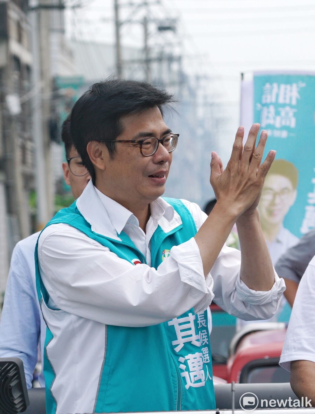 陳其邁向道路兩旁的支持者致意。 圖：張良一/攝
