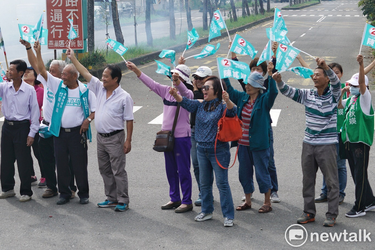 陳其邁支持者雀躍揮旗，目送陳其邁宣傳車駛離。 圖：張良一/攝