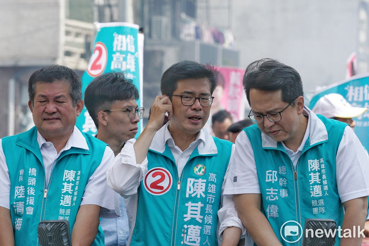 陳其邁在宣傳車上與競選幕僚談話。 圖：張良一/攝