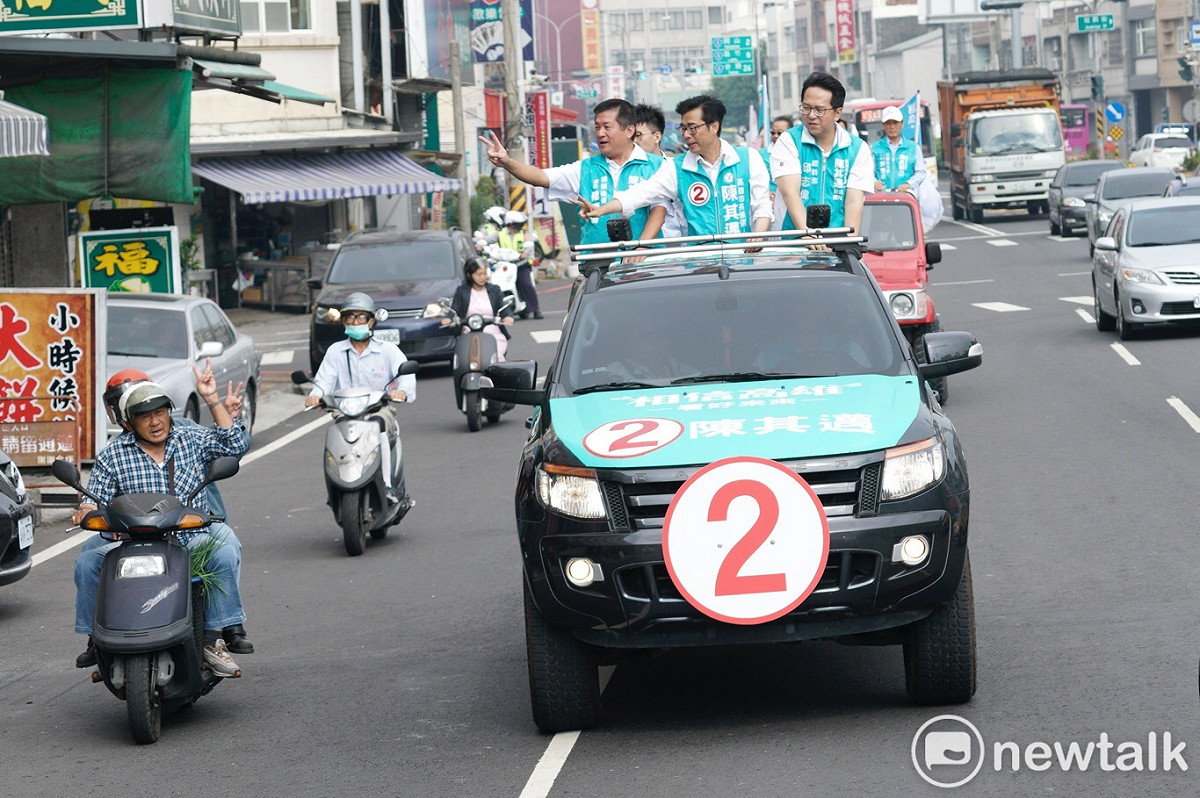 陳其邁在燕巢主要幹道上向騎車民眾揮手致意。 圖：張良一/攝