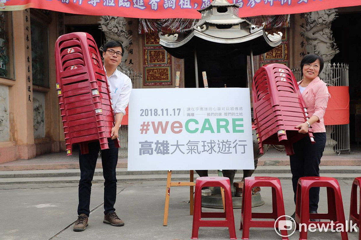 民進黨高雄市長候選人陳其邁於「WeCARE」記者會後收起椅子，呼應紙風車劇團執行長李永豐日前的喊話。 圖：張良一攝