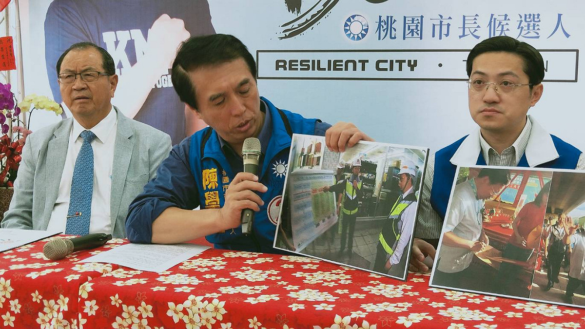 陳學聖出示鄭文燦臉書直播畫面指控鄭文燦及市府團隊將市府活動視作造勢活動，違反行政中立原則。 圖：陳學聖競選辦公室／提供