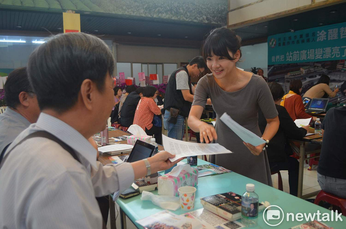 莊涵鈞外型亮麗，成為涂醒哲競選總部的新亮點。 圖：蔡坤龍/攝