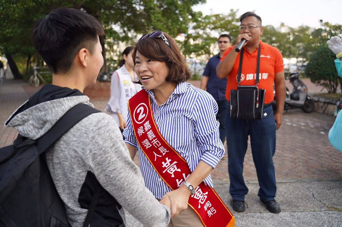 黃敏惠拜票時展現十足親和力。 圖：黃敏惠競選團隊/提供
