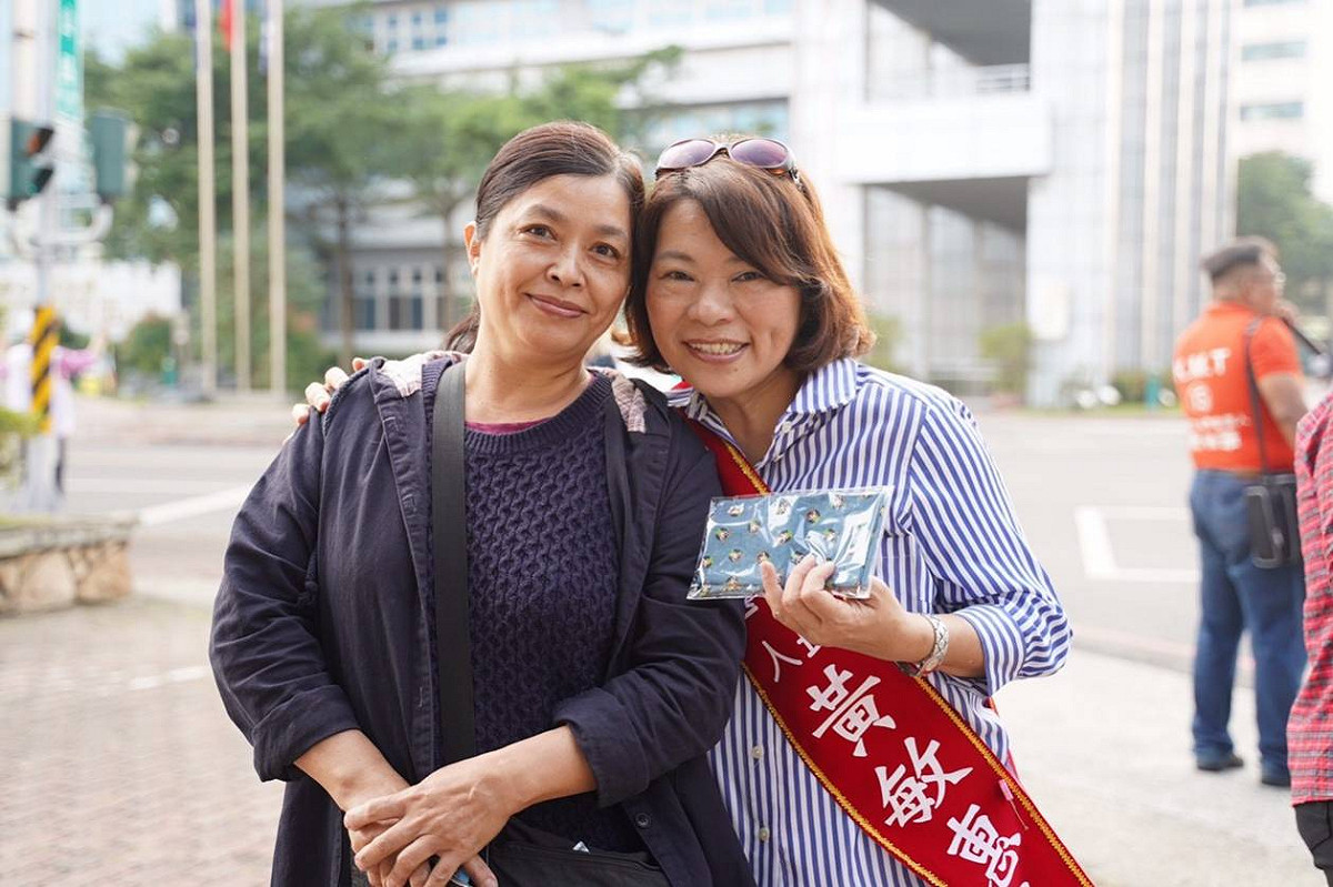 黃敏惠拜票時展現十足親和力。 圖：黃敏惠競選團隊/提供
