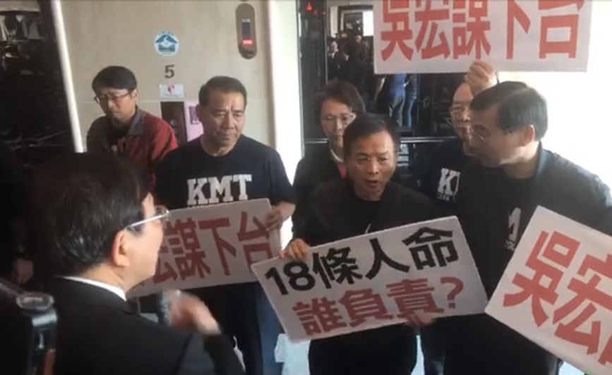 國民黨團書記長曾銘宗等6名立委今(16)日上午10時30分到交通部拜會交通部長吳宏謀，要求交通部盡快向大眾公布普悠瑪事故真相以及後續改善方案。 圖：翻攝自賴士葆臉書