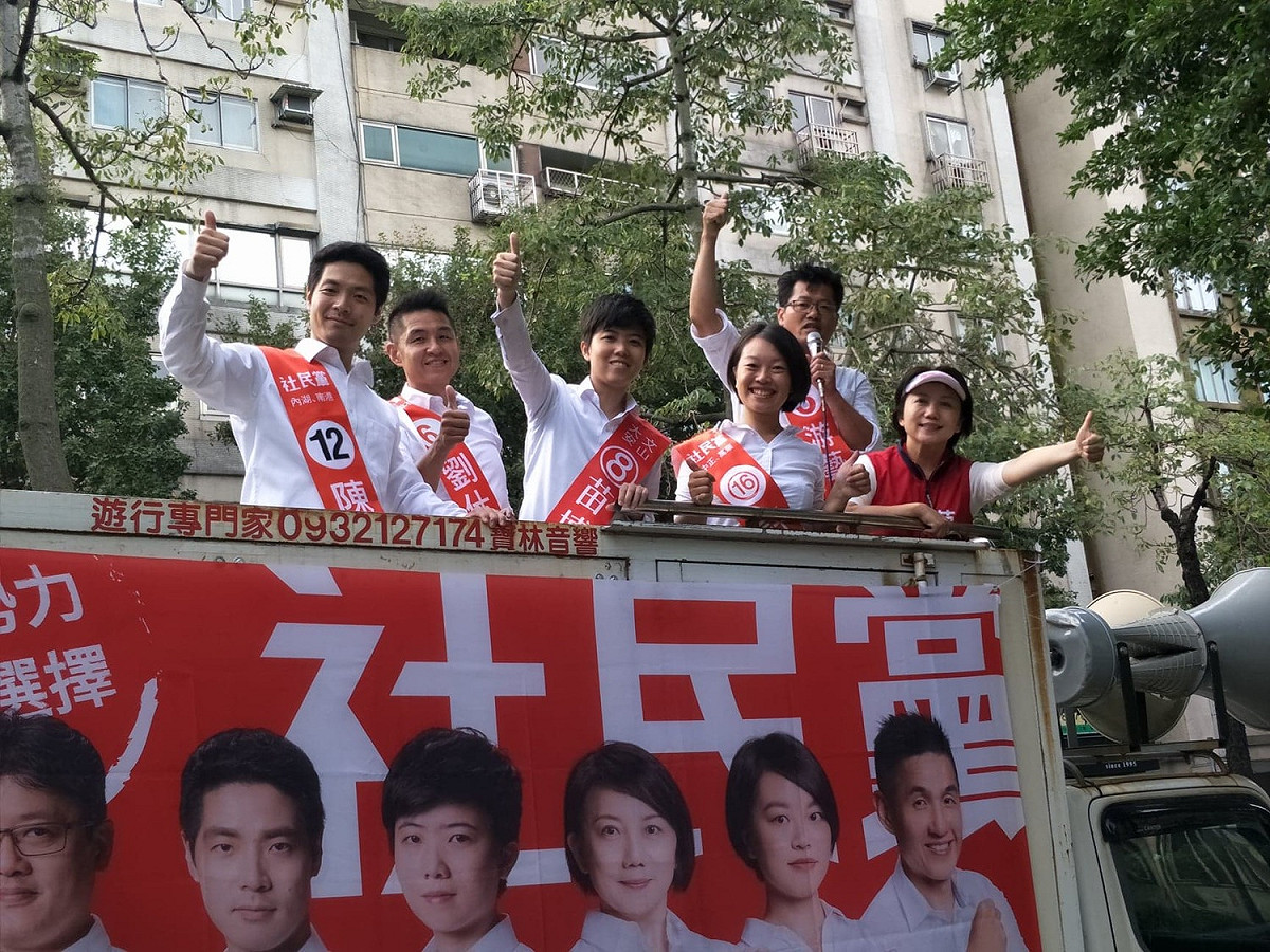 社民黨主席范雲10日陪同5位黨籍議員聯合掃街拜票。 圖：擷自范雲臉書