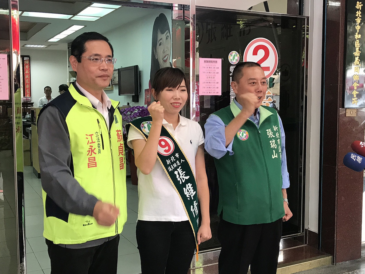張維倩由父親張瑞山、立委江永昌陪同，向選民告急。 圖：張維倩提供