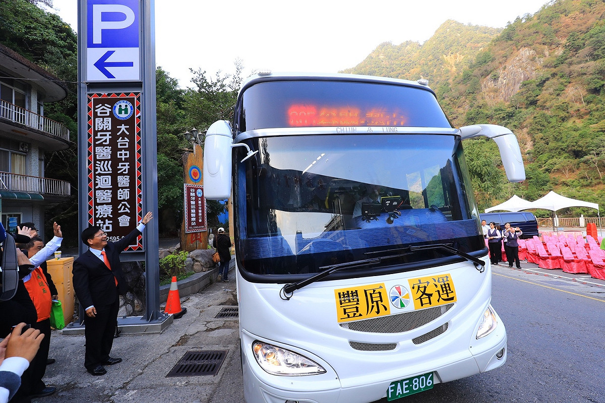林佳龍揮手歡送第一批乘客。 圖 : 台中市政府/提供