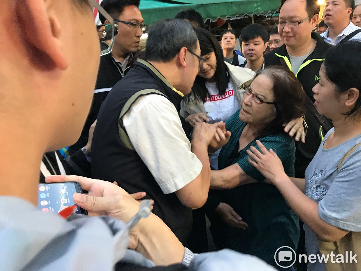 台北市長柯文哲今傍晚赴虎林黃昏市場掃街，仍遇到不滿重陽敬老金被砍的長者抗議。 圖 : 周煊惠 / 攝