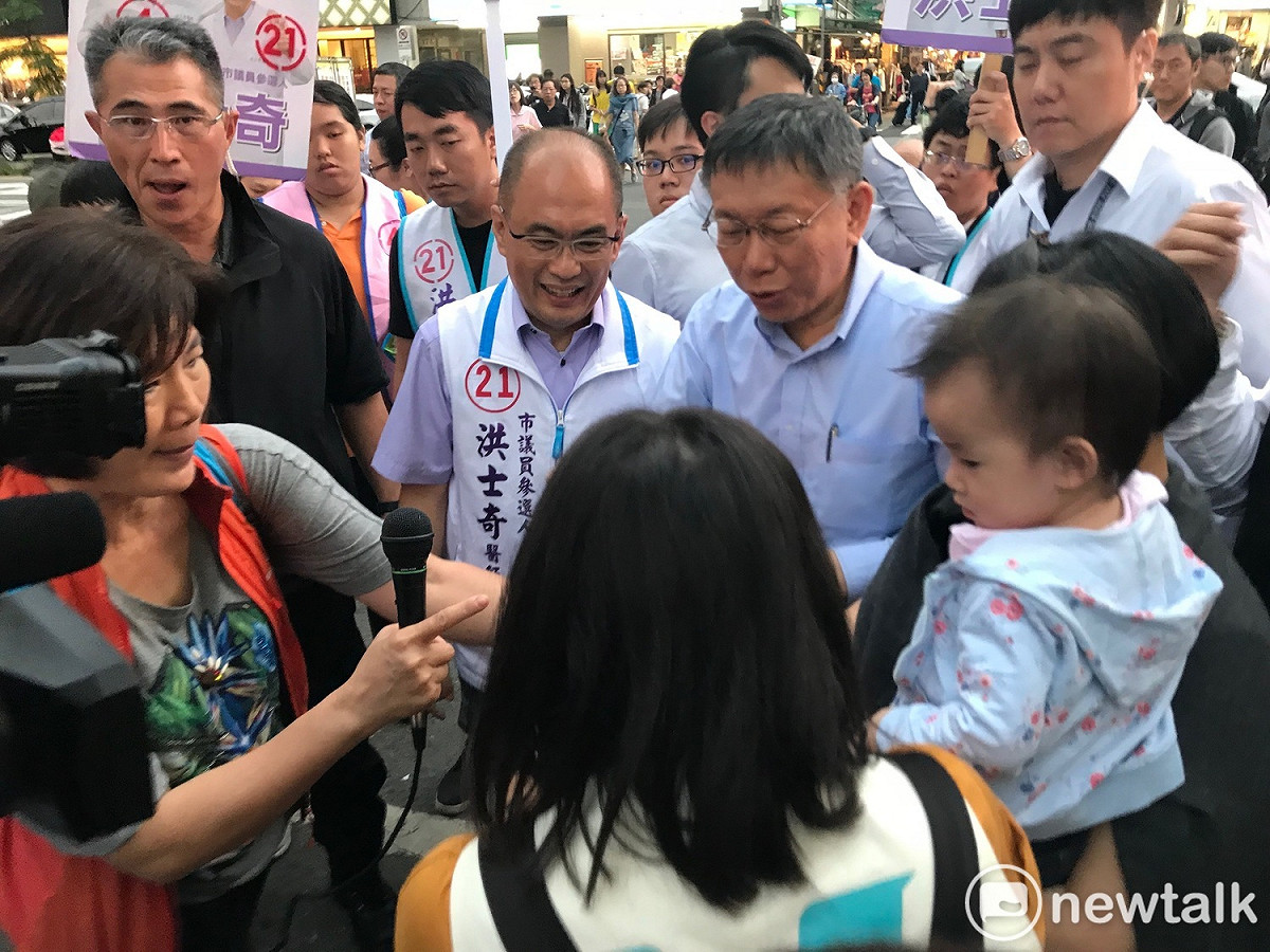 台北市長柯文哲今日與親民黨議員候選人洪士奇合體掃街拜票。 圖 : 周煊惠 / 攝