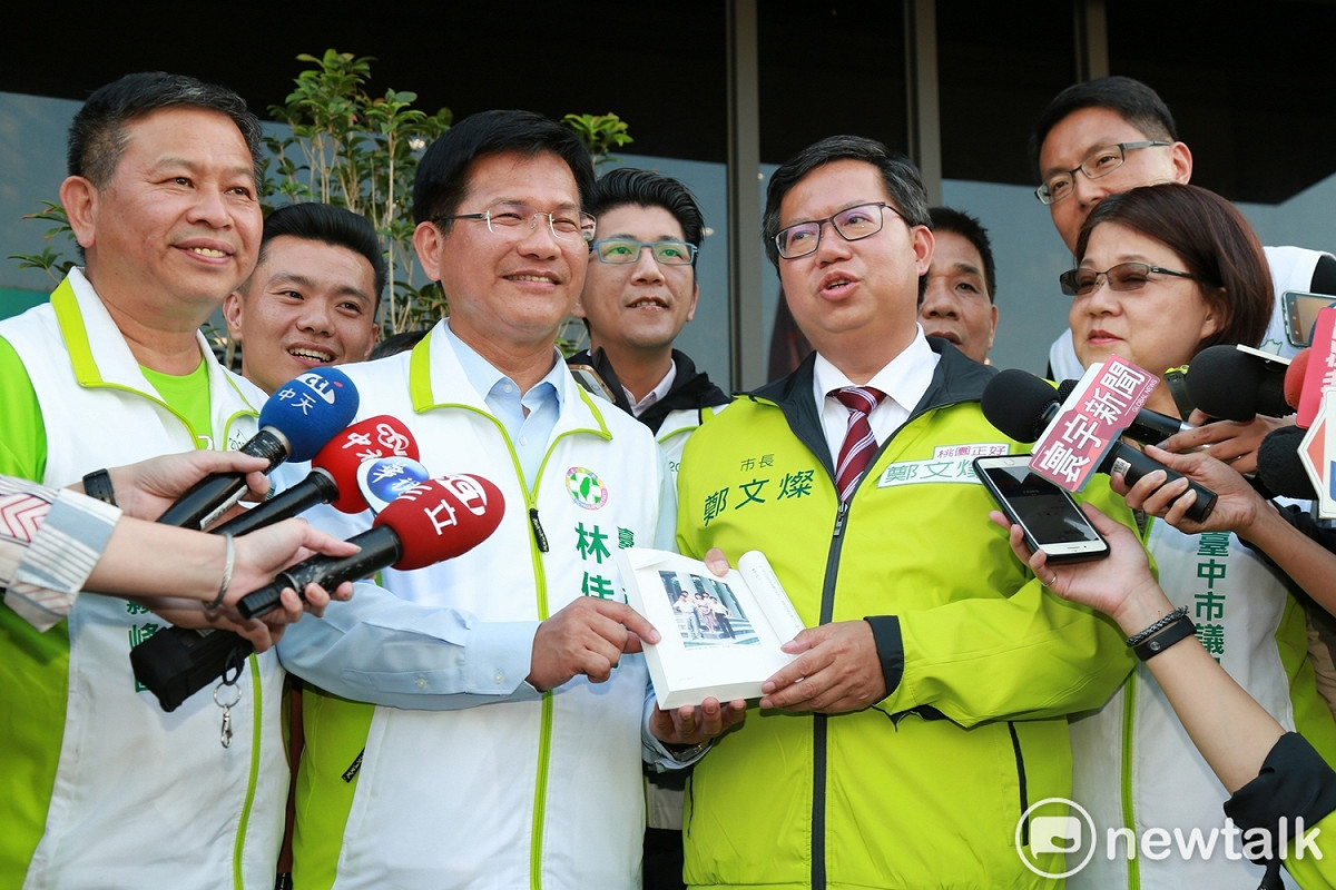 桃園市長鄭文燦陪林佳龍到大里以車隊掃街，四位民進黨提名的市議員候選人都到場。 圖：唐復年/攝