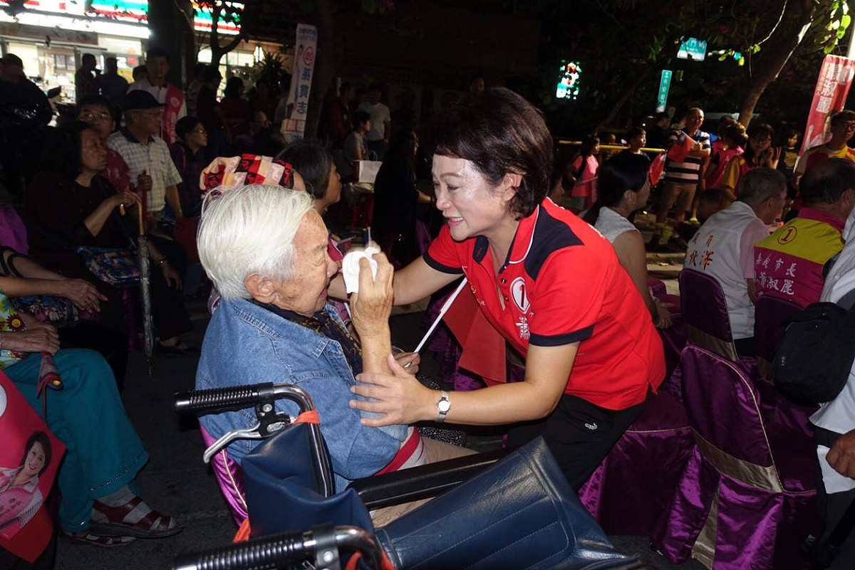 蕭淑麗與經國新城92歲老奶奶相擁而泣，並答應她一定會當選。 圖：蕭淑麗競選團隊/提供