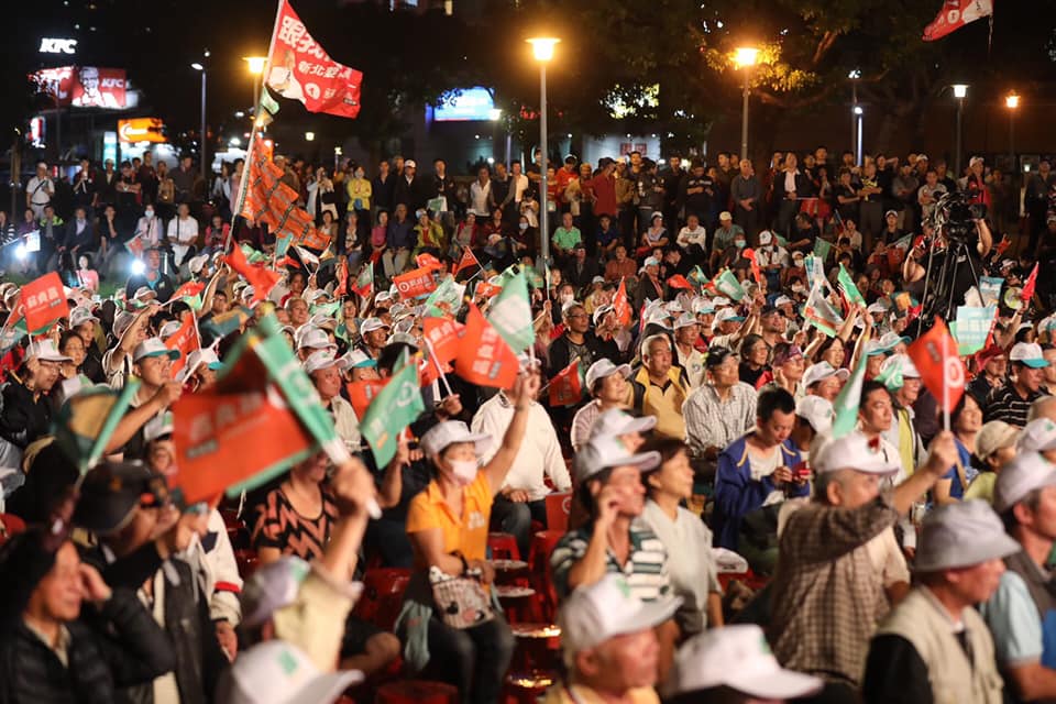 首場造勢晚會選在淡水捷運站後方廣場，湧進三千多位的支持者。 圖：蘇貞昌競選辦公室/提供