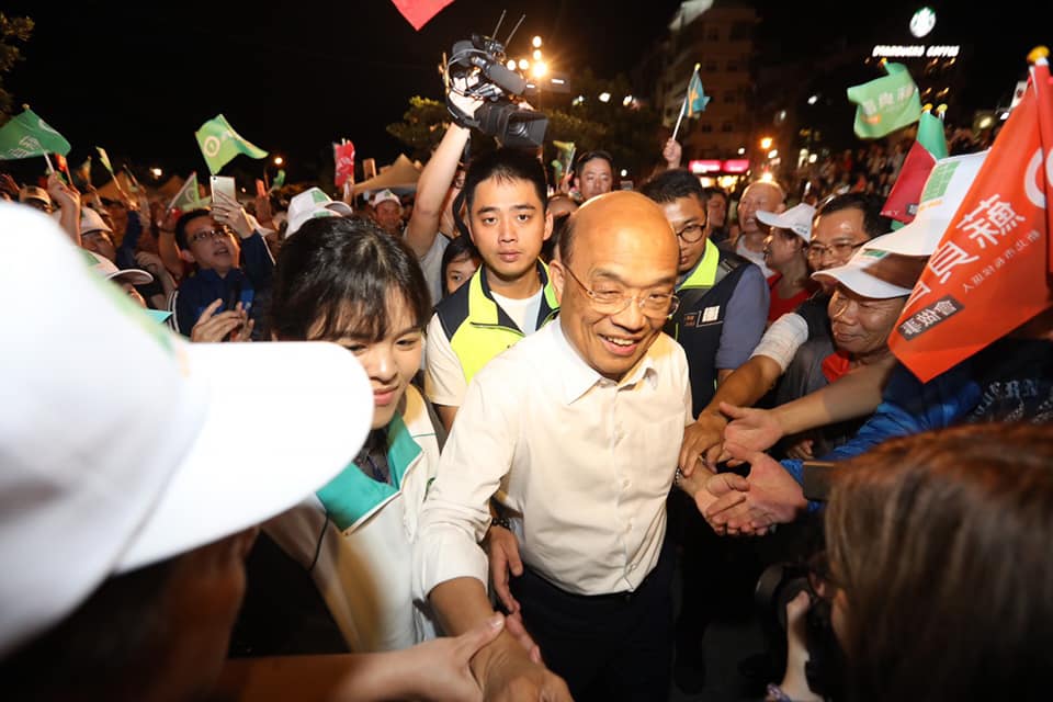 蘇貞昌在現場民眾熱情簇擁下進場。 圖：蘇貞昌競選辦公室提供(資料畫面)