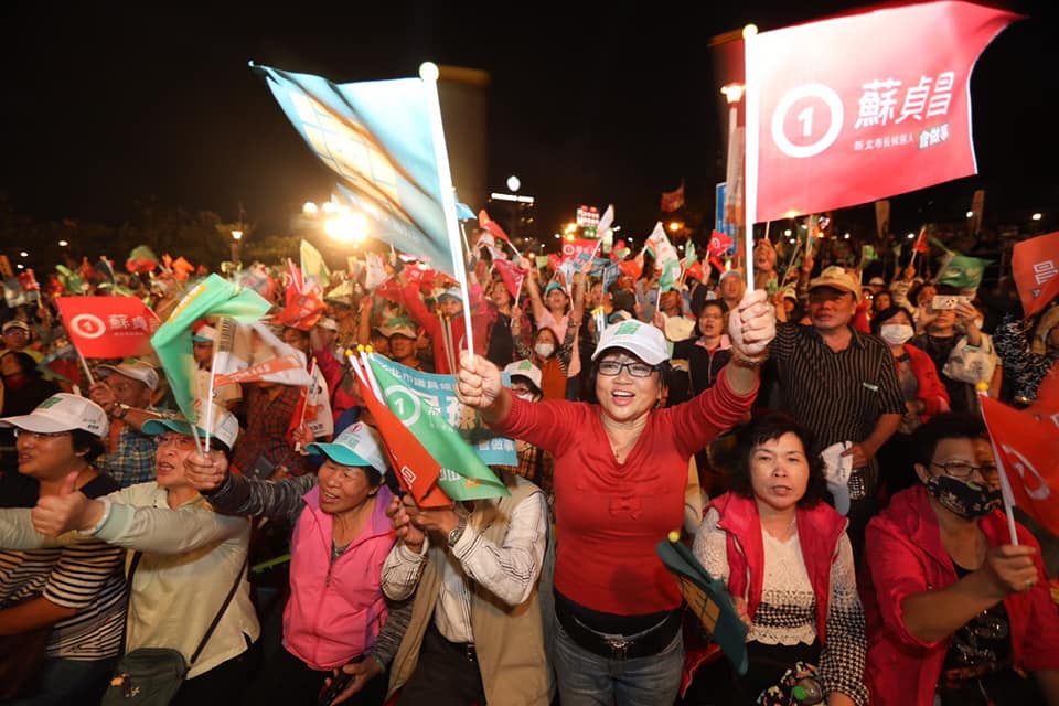 民眾熱情揮舞蘇貞昌競選旗子。 圖：蘇貞昌競選辦公室/提供