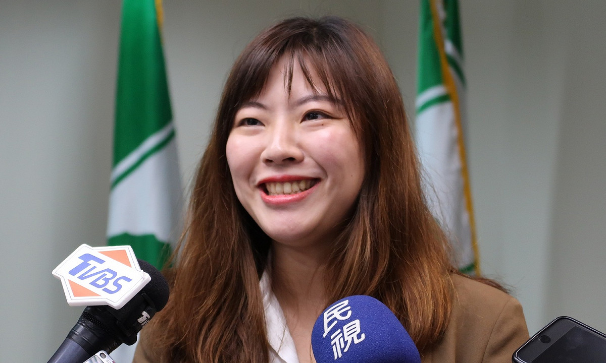 民進黨發言人何孟樺17日說明競選廣告下架又上架，情況很單純。 圖：林朝億/攝