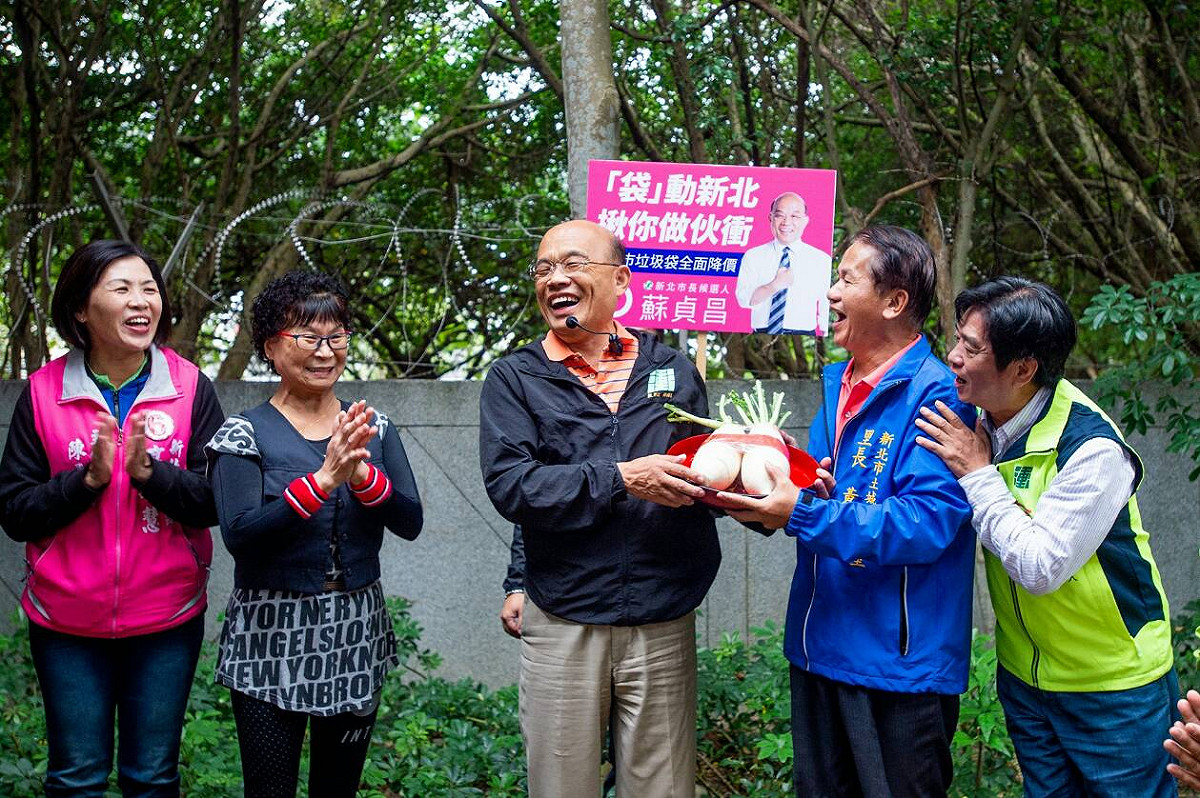 民進黨新北市長候選人蘇貞昌今（17）日一大清早便精神滿滿到土城的百橋廣場，與早起的鄉親朋友們打招呼。 圖：蘇貞昌競辦提供