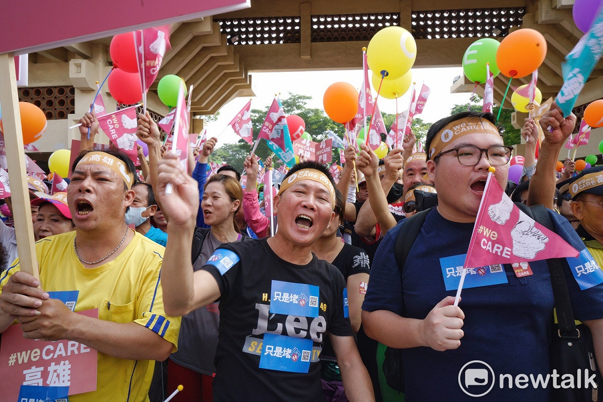 高雄WeCare氣球大遊行，民眾熱情搖旗吶喊。 圖：張良一／攝