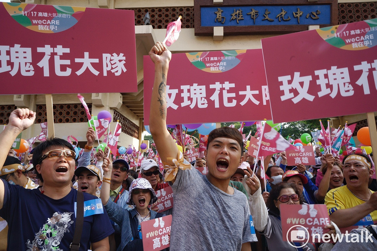 高雄WeCare氣球大遊行，隊伍分成玫瑰花、小飛象、千里眼及鸚鵡四個大隊。 圖：張良一／攝