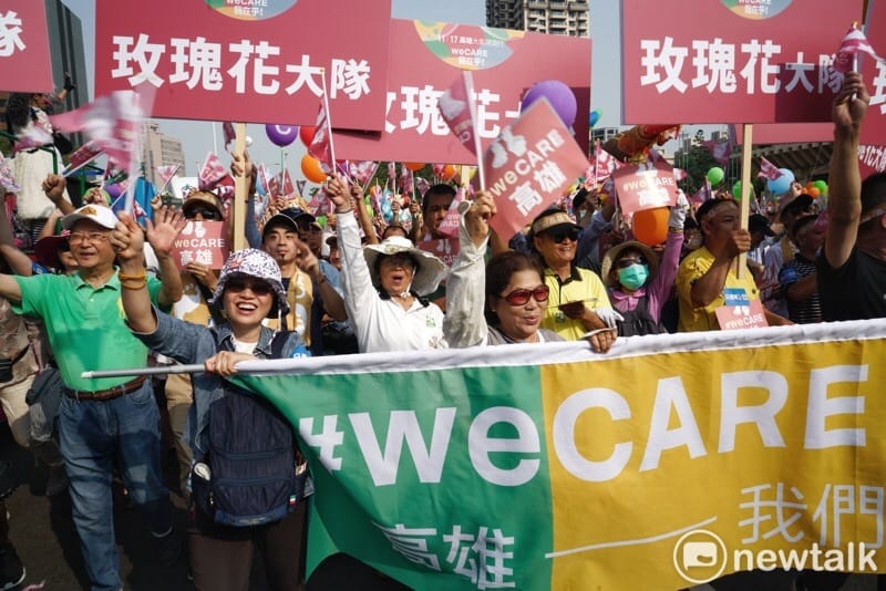 高雄WeCare氣球大遊行，民眾高舉各種牌子前進。 圖：張良一／攝