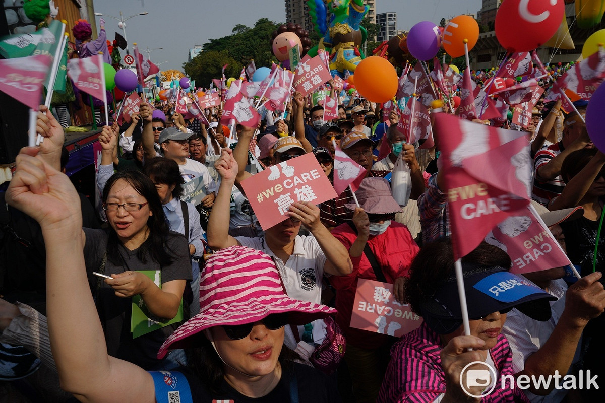 高雄WeCare氣球大遊行，告訴你高雄「不是又老又窮」，青春歡樂展現海洋都市風貌。 圖：張良一／攝