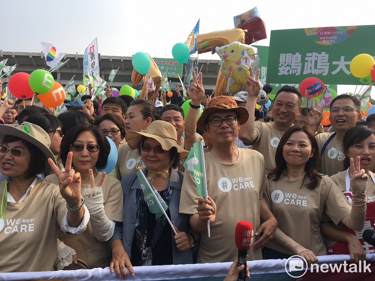高雄WeCare氣球大遊行今（１７）日下午1點30分開始，民進黨高雄市長候選人陳其邁走在遊行隊伍中，與民眾一同守護高雄。 圖：張良一／攝