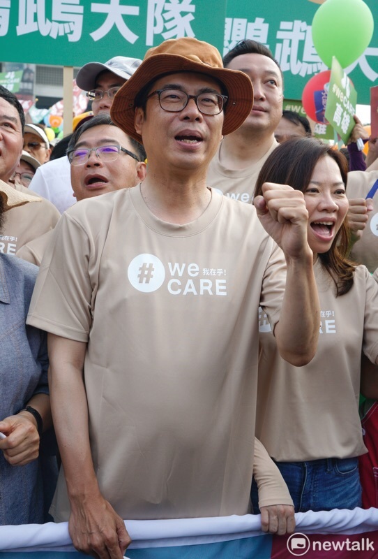 陳其邁與民眾一同參與高雄WeCare氣球大遊行。 圖：張良一／攝