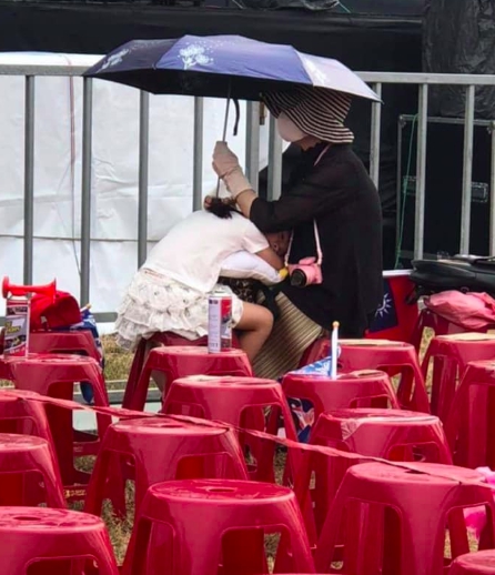 有民眾提前卡位，小女孩趴在媽媽腿上休息。 圖：翻攝韓國瑜後援會臉書