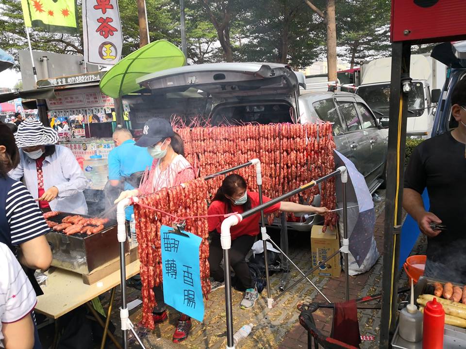 國民黨高雄市長候選人韓國瑜陣營今（17）日晚上將在鳳山舉辦晚會，雖然活動晚上才登場，但現場已經許多人卡位等候，攤商也在清晨已經擺好攤位，為了吸引顧客上門，攤商還將香腸命名為「翻轉香腸」，雞排也變成「凍蒜雞排」。 圖：翻攝韓國瑜後援會臉書