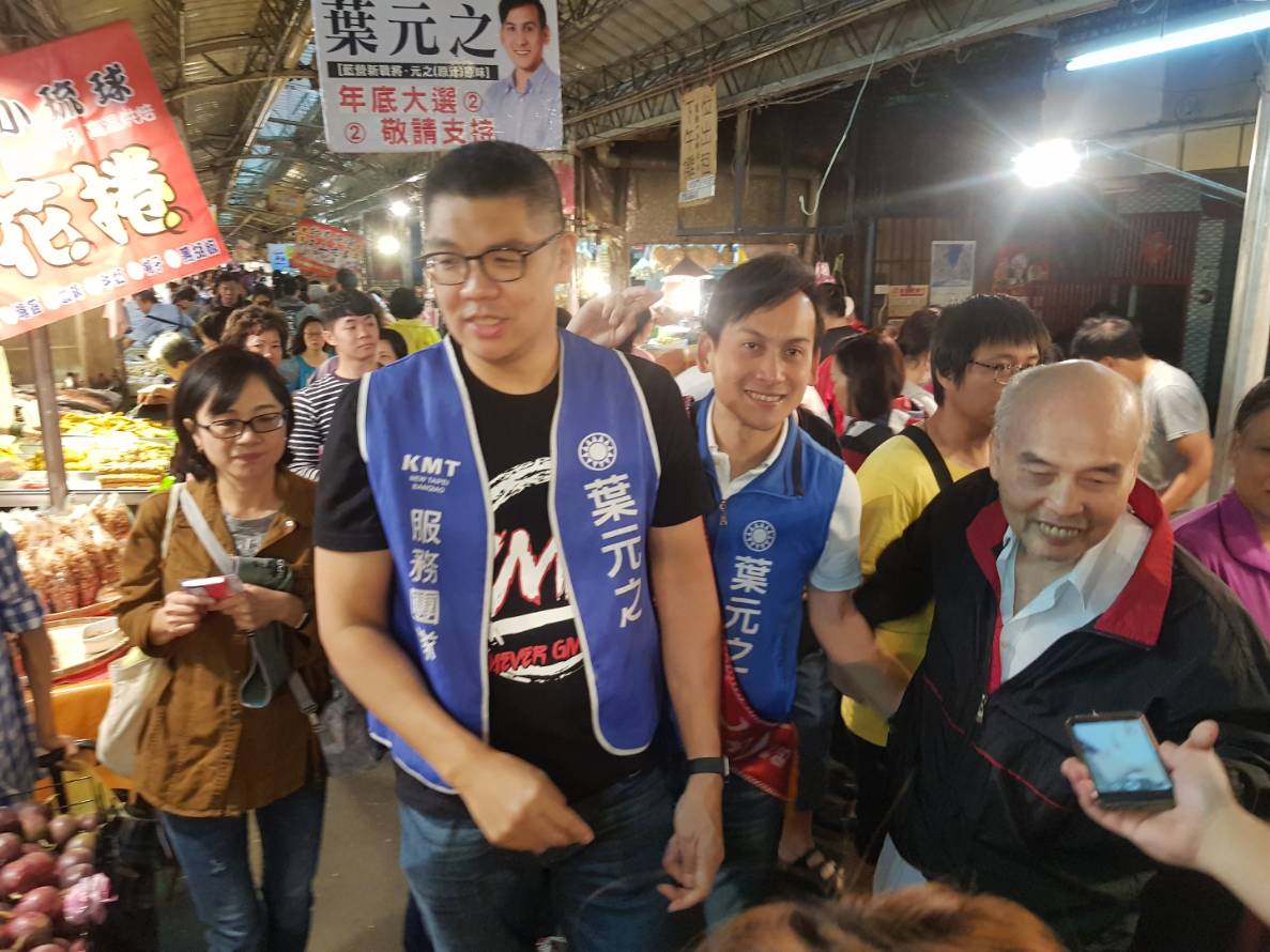 連勝文今早陪葉元之到板橋新埔市場拜票。 圖：葉元之提供
