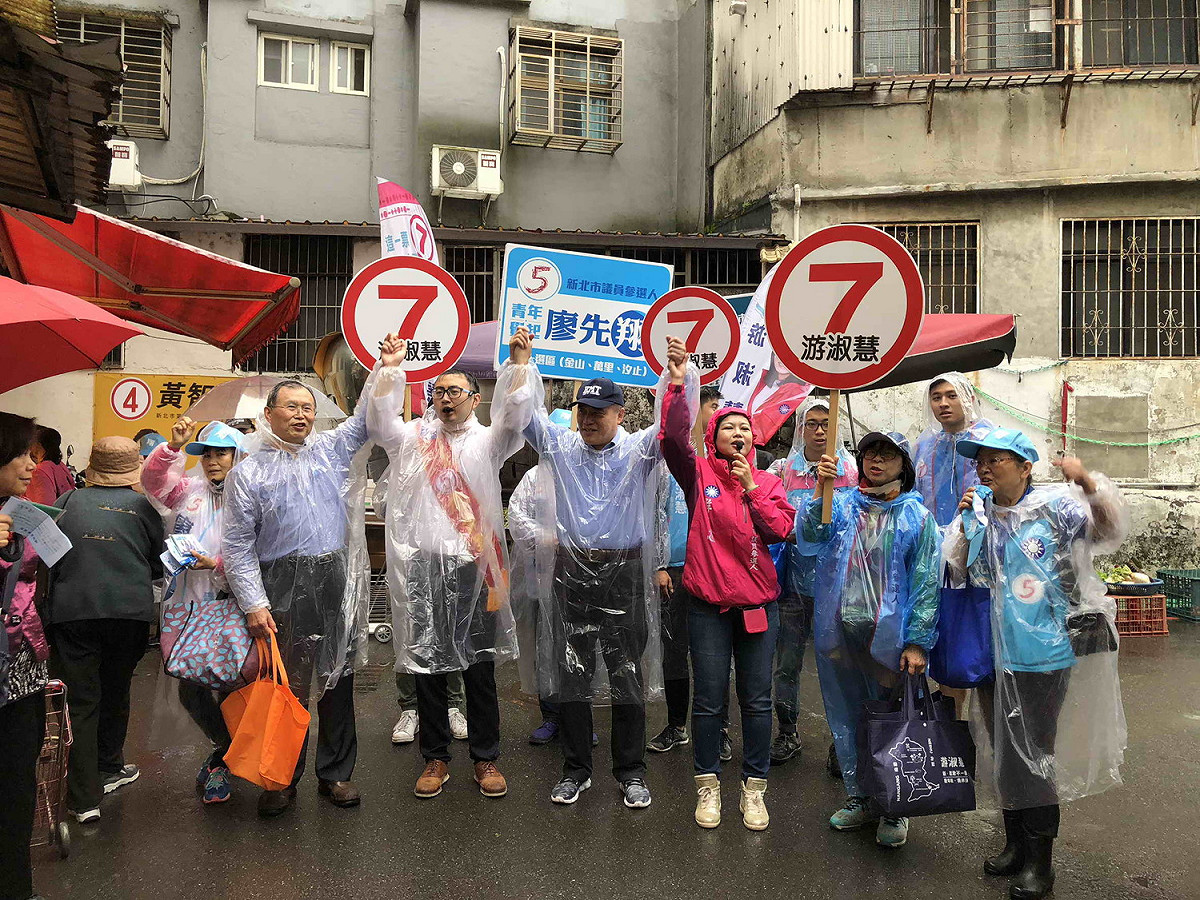 郝龍斌今早扮母雞，陪子弟兵游淑慧跨區的汐止力行市長，與廖正良、廖先翔父子拜票。 圖：廖先翔提供