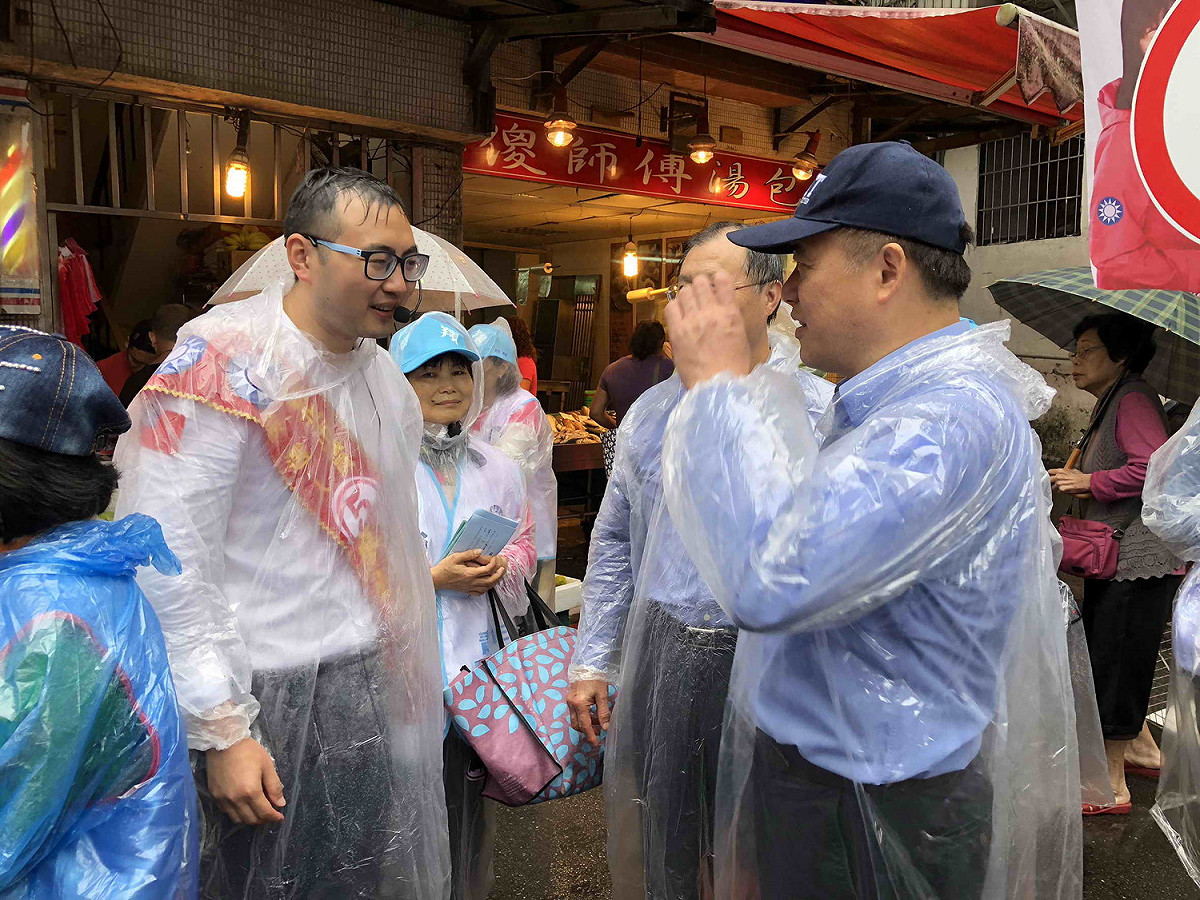 廖先翔今早顧不得頭髮都黏在額頭上，在市場努力拜票。 圖：廖先翔提供