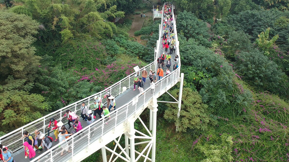 從彰化生活美學館大門，沿著天空步道走到八卦山大佛廣場，全長約一公里。 圖：魏明谷競選辦公室/提供