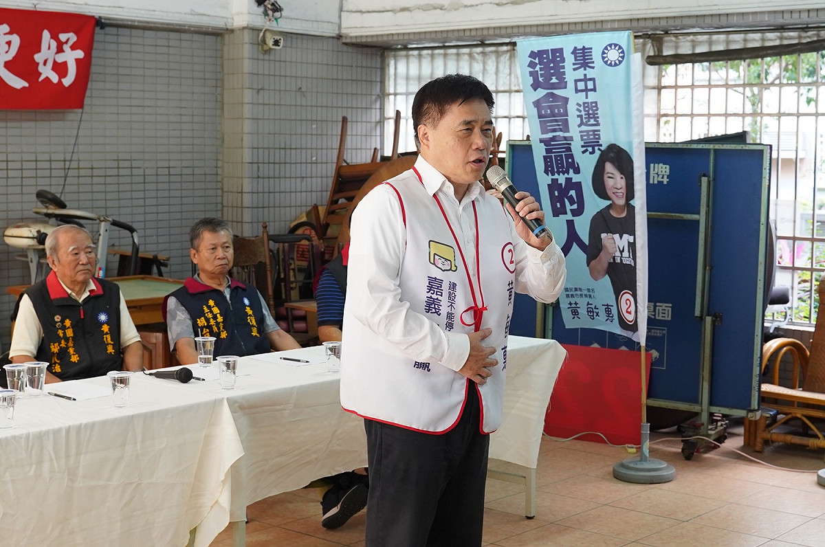 國民黨副主席郝龍斌到經國新城為黃敏惠拉抬聲勢。 圖：黃敏惠競選團隊/提供